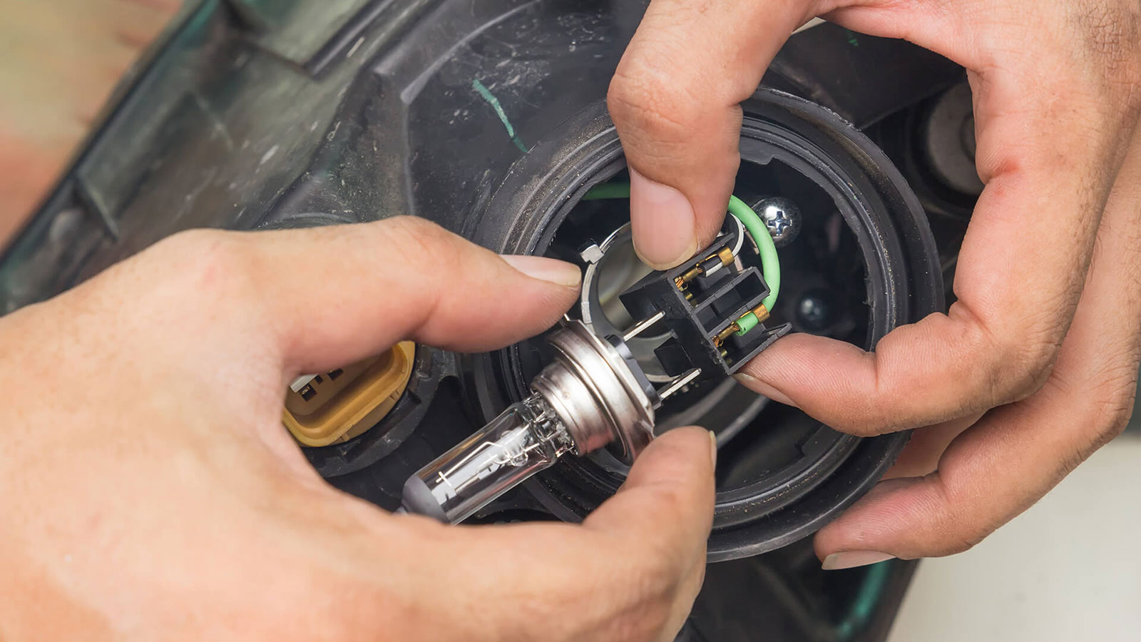 Πώς να αλλάξεις λάμπες μόνος σου: Ένας πλήρης οδηγός